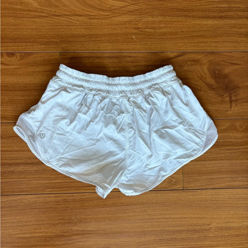 Lululemon Hotty Hot 2.5 inch White Shorts size 4 - Picture 2 of 3